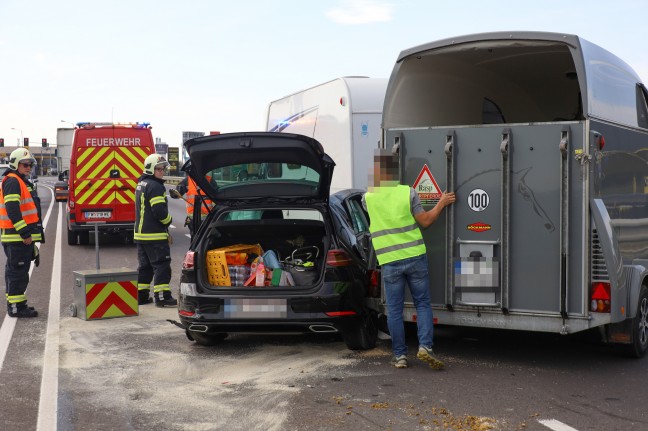 Crash zwischen LKW, PKW und Wohnmobil samt Pferdetransportanhänger in Wels-Waidhausen