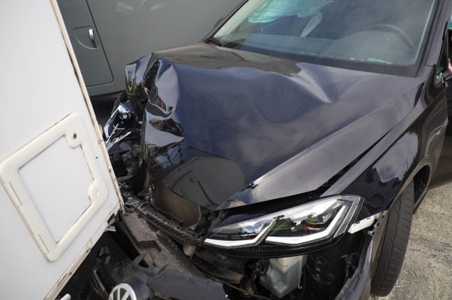 Crash zwischen LKW, PKW und Wohnmobil samt Pferdetransportanhänger in Wels-Waidhausen