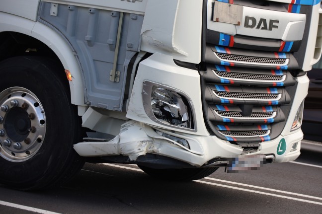 Crash zwischen LKW, PKW und Wohnmobil samt Pferdetransportanhänger in Wels-Waidhausen