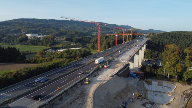 Einsatzkrfte der Feuerwehr zu Brand auf Baustelle der Aurachbrcke an der Westautobahn alarmiert