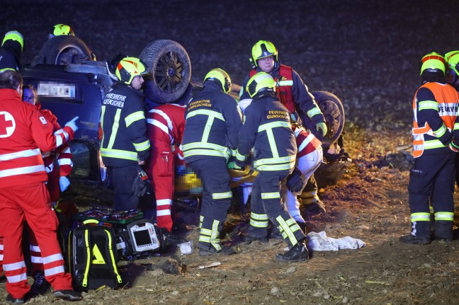 Drei teils Schwerverletzte bei Verkehrsunfall mit Autoberschlag in Gunskirchen