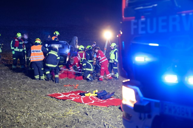 Drei teils Schwerverletzte bei Verkehrsunfall mit Autoberschlag in Gunskirchen