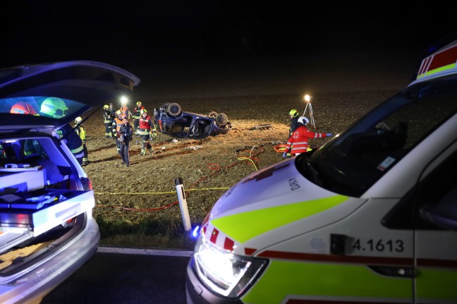 Drei teils Schwerverletzte bei Verkehrsunfall mit Autoberschlag in Gunskirchen