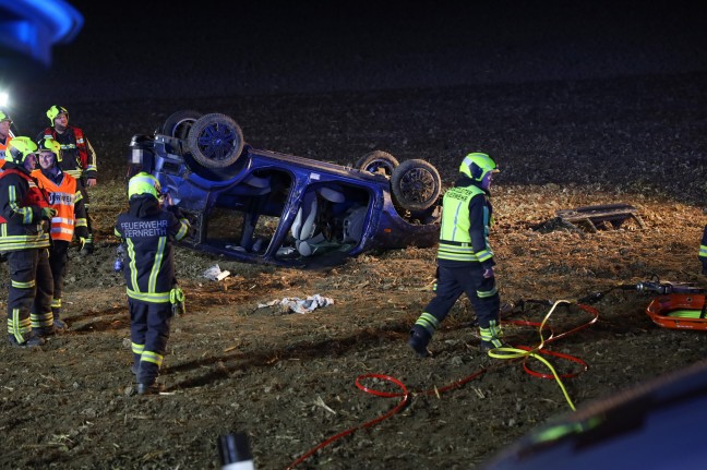 Drei teils Schwerverletzte bei Verkehrsunfall mit Autoberschlag in Gunskirchen