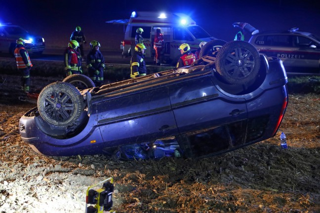 Drei teils Schwerverletzte bei Verkehrsunfall mit Autoberschlag in Gunskirchen