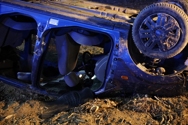 Drei teils Schwerverletzte bei Verkehrsunfall mit Autoberschlag in Gunskirchen