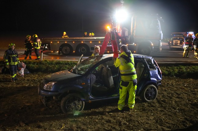 Drei teils Schwerverletzte bei Verkehrsunfall mit Autoberschlag in Gunskirchen