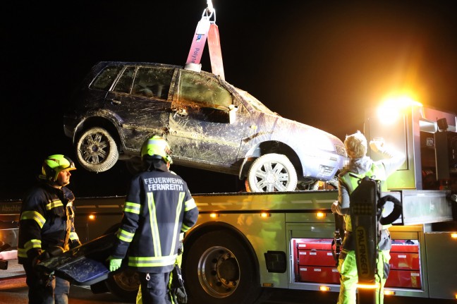 Drei teils Schwerverletzte bei Verkehrsunfall mit Autoberschlag in Gunskirchen