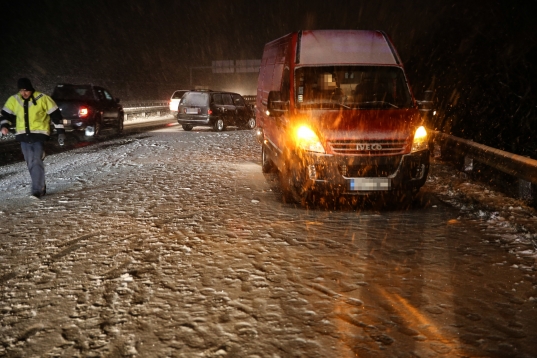 Wintereinbruch und Schneefahrbahnen sorgten fr viele Verkehrsunflle