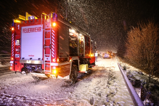 Wintereinbruch und Schneefahrbahnen sorgten fr viele Verkehrsunflle