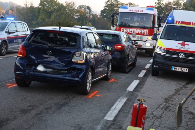 Auffahrunfall im Frhverkehr mit drei beteiligten Autos in Thalheim bei Wels