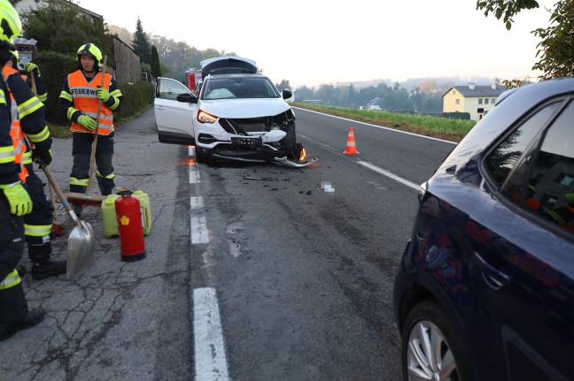 Auffahrunfall im Frhverkehr mit drei beteiligten Autos in Thalheim bei Wels