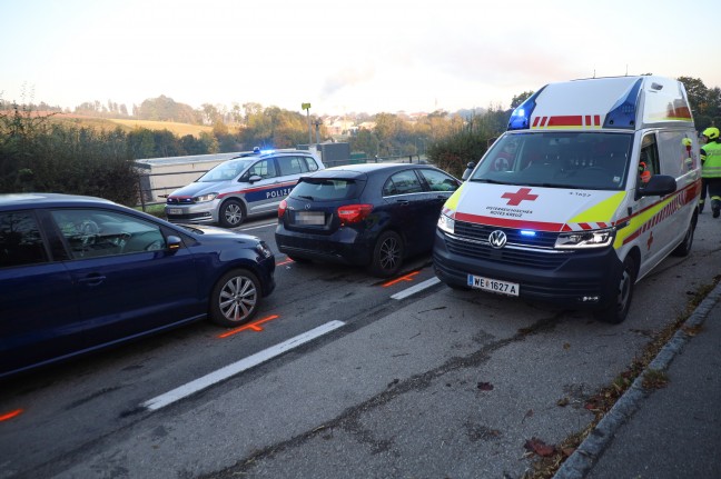 Auffahrunfall im Frhverkehr mit drei beteiligten Autos in Thalheim bei Wels