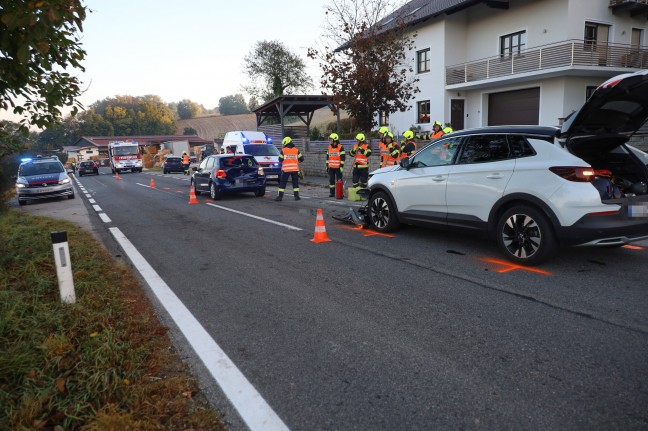 Auffahrunfall im Frhverkehr mit drei beteiligten Autos in Thalheim bei Wels