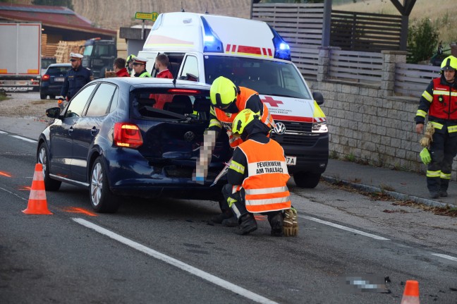 Auffahrunfall im Frhverkehr mit drei beteiligten Autos in Thalheim bei Wels