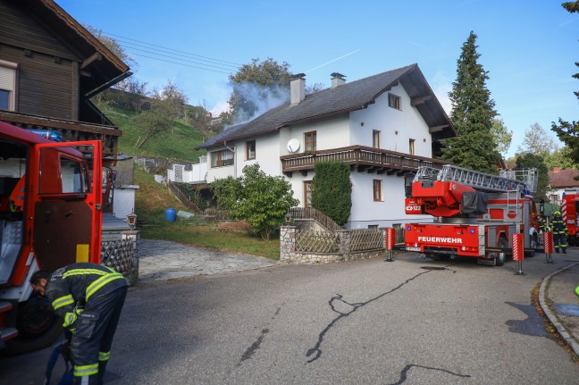 Garagenbrand breitete sich ber Fassade auf Dach eines Wohnhauses in Attnang-Puchheim aus