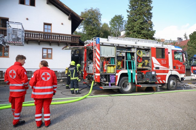 Garagenbrand breitete sich ber Fassade auf Dach eines Wohnhauses in Attnang-Puchheim aus