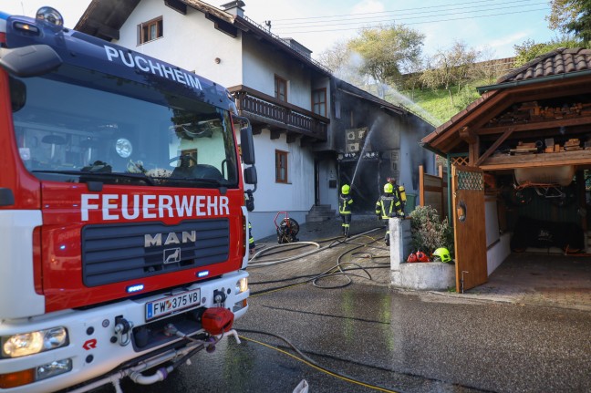 Garagenbrand breitete sich ber Fassade auf Dach eines Wohnhauses in Attnang-Puchheim aus