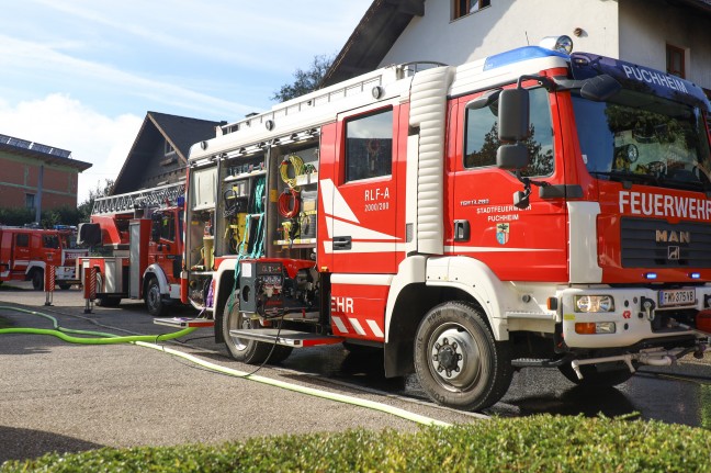 Garagenbrand breitete sich ber Fassade auf Dach eines Wohnhauses in Attnang-Puchheim aus