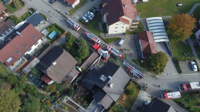 Garagenbrand breitete sich ber Fassade auf Dach eines Wohnhauses in Attnang-Puchheim aus