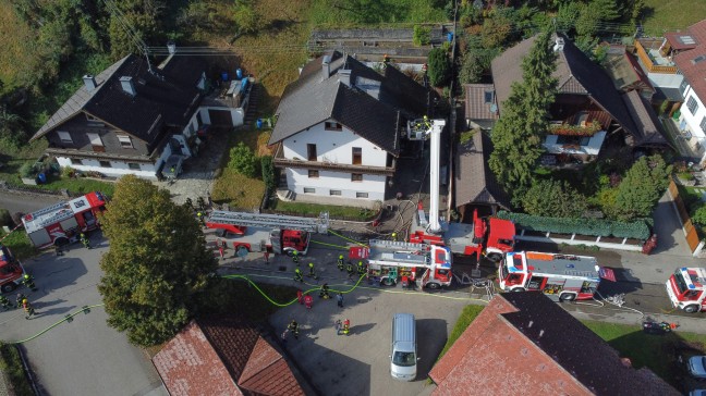 Garagenbrand breitete sich ber Fassade auf Dach eines Wohnhauses in Attnang-Puchheim aus