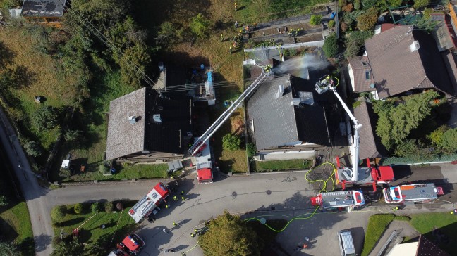 Garagenbrand breitete sich ber Fassade auf Dach eines Wohnhauses in Attnang-Puchheim aus