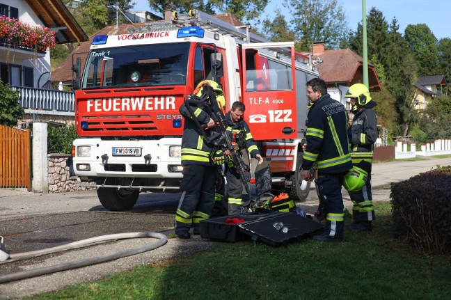 Garagenbrand breitete sich ber Fassade auf Dach eines Wohnhauses in Attnang-Puchheim aus