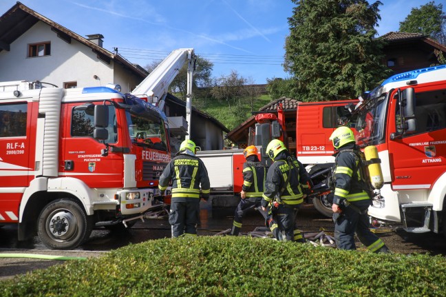 Garagenbrand breitete sich ber Fassade auf Dach eines Wohnhauses in Attnang-Puchheim aus