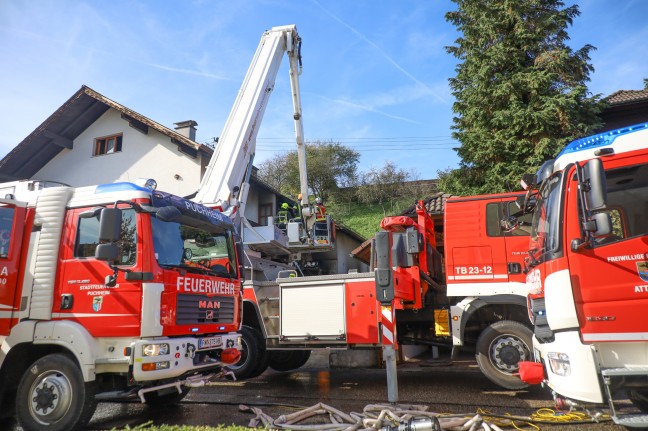 Garagenbrand breitete sich ber Fassade auf Dach eines Wohnhauses in Attnang-Puchheim aus