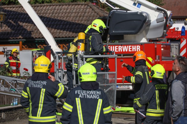 Garagenbrand breitete sich ber Fassade auf Dach eines Wohnhauses in Attnang-Puchheim aus