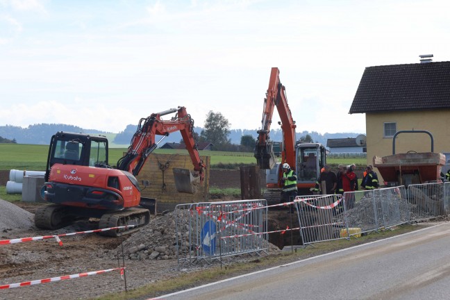 Personenrettung: Arbeiter (43) bei Grabungsarbeiten in Palting in volllaufender Baugrube verschttet