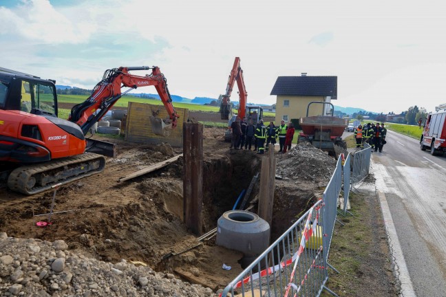 Personenrettung: Arbeiter (43) bei Grabungsarbeiten in Palting in volllaufender Baugrube verschttet