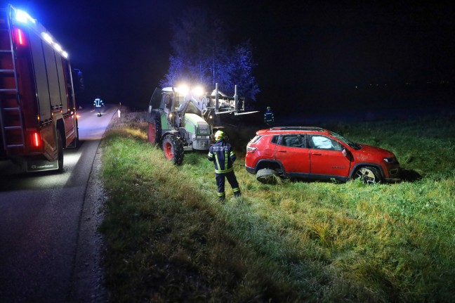 Auto bei nchtlichem Verkehrsunfall in Steinhaus von Strae abgekommen