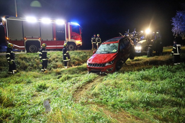 Auto bei nchtlichem Verkehrsunfall in Steinhaus von Strae abgekommen