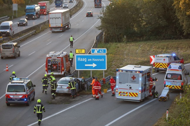 Drei Verletzte: Auto kracht auf Innkreisautobahn bei Haag am Hausruck frontal gegen Anpralldmpfer