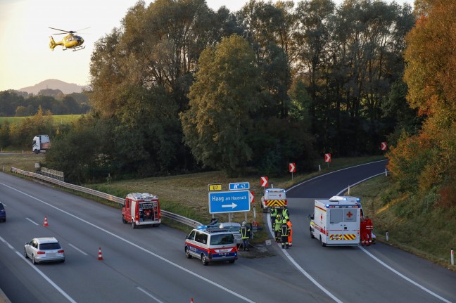 Drei Verletzte: Auto kracht auf Innkreisautobahn bei Haag am Hausruck frontal gegen Anpralldmpfer