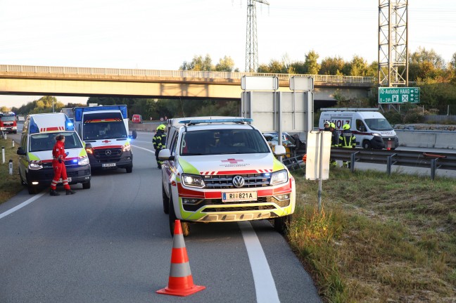 Drei Verletzte: Auto kracht auf Innkreisautobahn bei Haag am Hausruck frontal gegen Anpralldmpfer