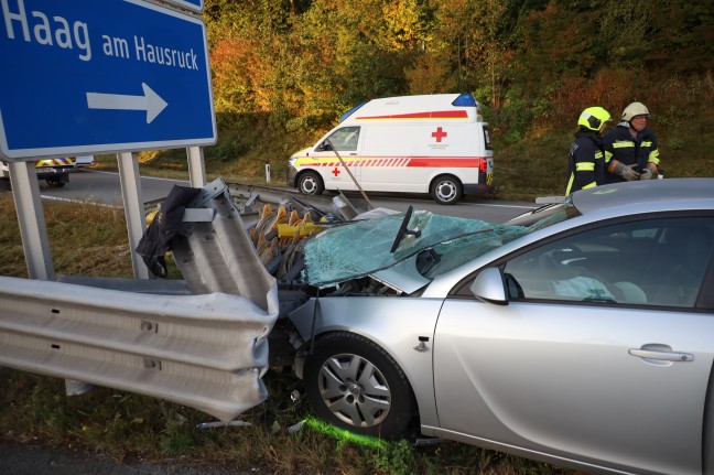 Drei Verletzte: Auto kracht auf Innkreisautobahn bei Haag am Hausruck frontal gegen Anpralldmpfer