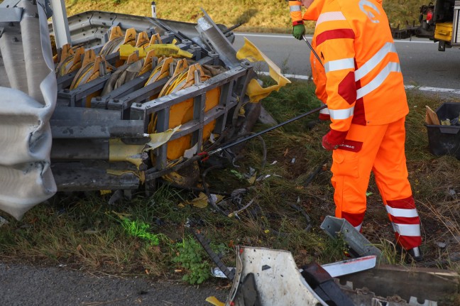 Drei Verletzte: Auto kracht auf Innkreisautobahn bei Haag am Hausruck frontal gegen Anpralldmpfer