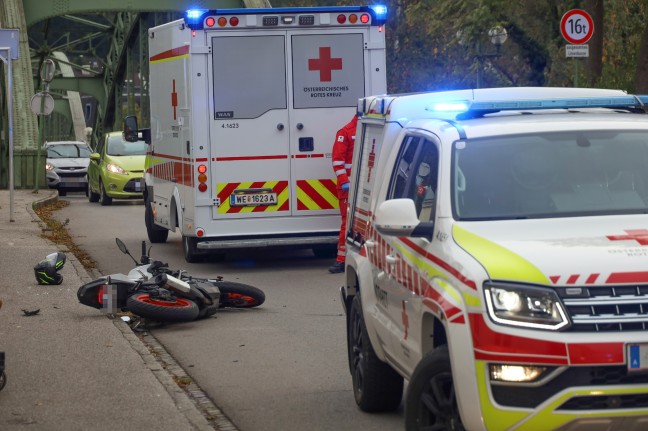 Schwerer Verkehrsunfall zwischen Motorrad und PKW in Wels-Innenstadt