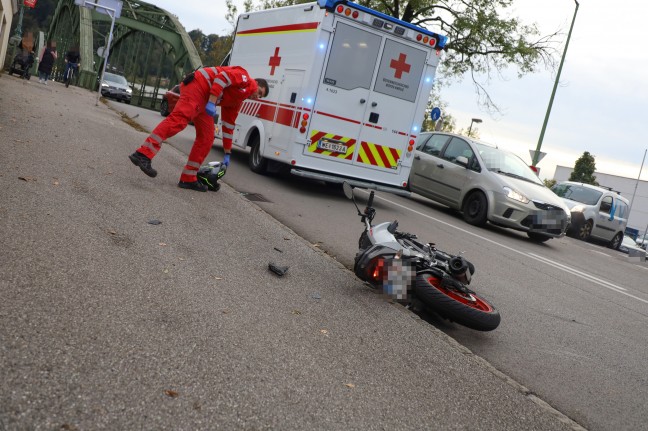 Schwerer Verkehrsunfall zwischen Motorrad und PKW in Wels-Innenstadt