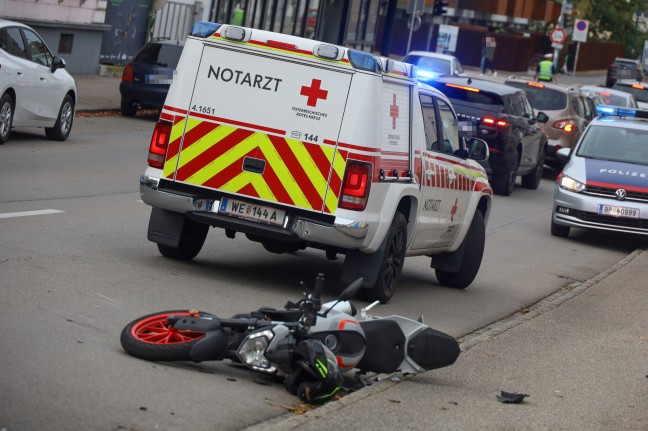 Schwerer Verkehrsunfall zwischen Motorrad und PKW in Wels-Innenstadt