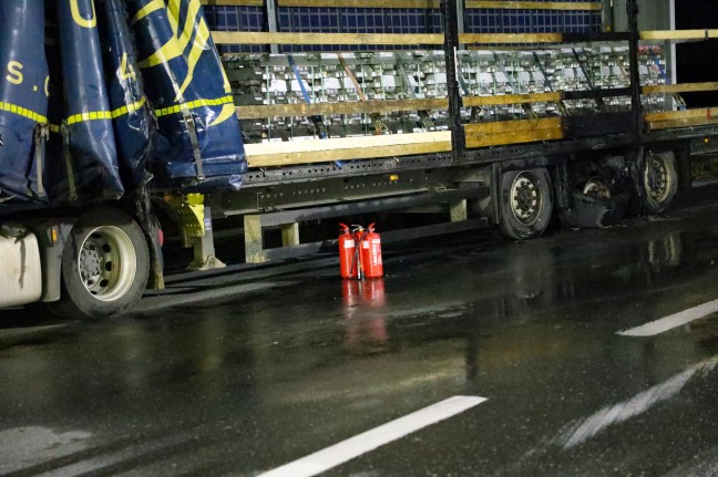 Brand an einem LKW-Auflieger auf Raststation der Innkreisautobahn bei Aistersheim schnell gelscht