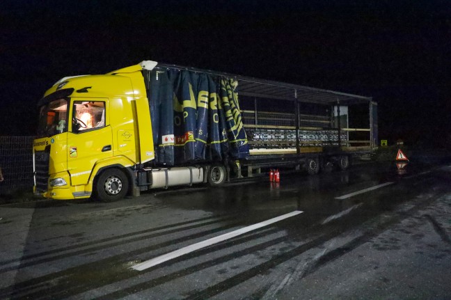 Brand an einem LKW-Auflieger auf Raststation der Innkreisautobahn bei Aistersheim schnell gelscht