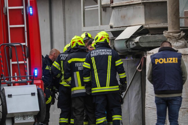 Drei Feuerwehren bei Brand in einer Trocknungsanlage eines Unternehmens in Hrsching im Einsatz