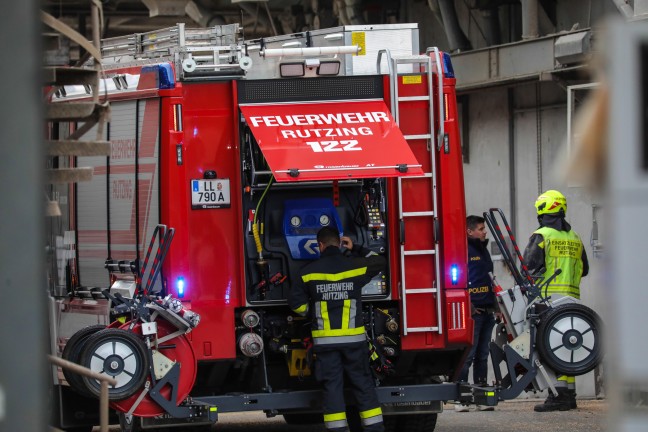 Drei Feuerwehren bei Brand in einer Trocknungsanlage eines Unternehmens in Hrsching im Einsatz