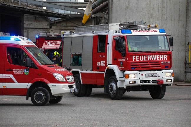 Drei Feuerwehren bei Brand in einer Trocknungsanlage eines Unternehmens in Hrsching im Einsatz