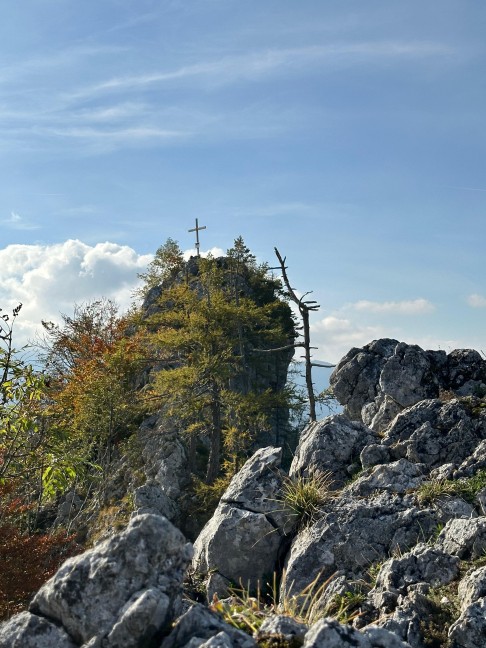 Tdlicher Alpinunfall: Wanderin (34) am Meisenkgerl bei Scharnstein ber Felswand abgestrzt