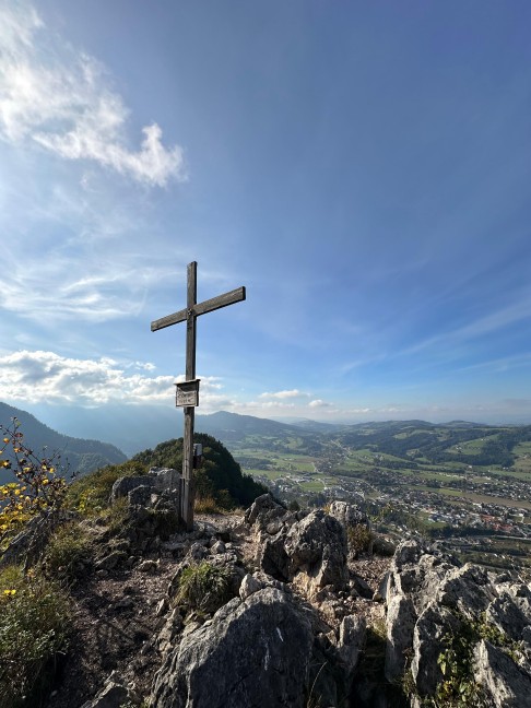 Tdlicher Alpinunfall: Wanderin (34) am Meisenkgerl bei Scharnstein ber Felswand abgestrzt