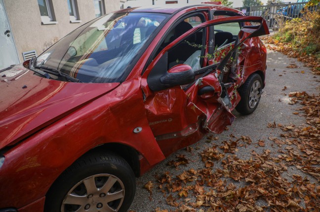 Autolenkerin nach Verkehrsunfall bei Steegen durch Feuerwehr aus Unfallfahrzeug befreit